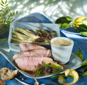 Côte de veau  asperges blanches et morilles sauce hollandaise @copyright studio Azambre